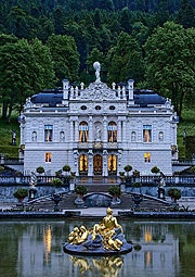 Bild: Schloss Linderhof am Abend