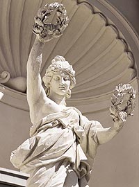 Bild: Nischenfigur an der Hauptfassade