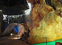 Bild: Gerüst in der Grotte
