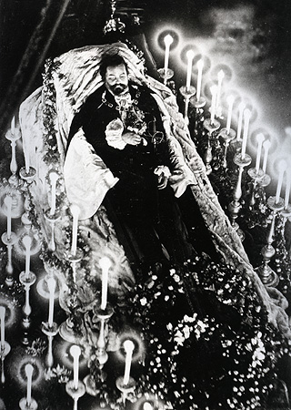 Picture: Photograph of Ludwig II lying in state in the Court Chapel