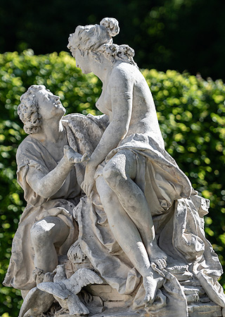 Bild: Steinskulptur "Venus und Adonis" im Ostparterre