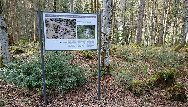 Bild: Schautafel im Wald des Schlossparks Linderhof