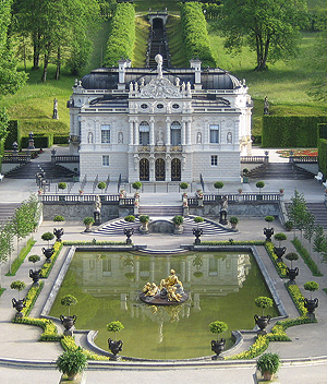 Picture: View of the main, south-north axis of the central complex, with the palace in the middle